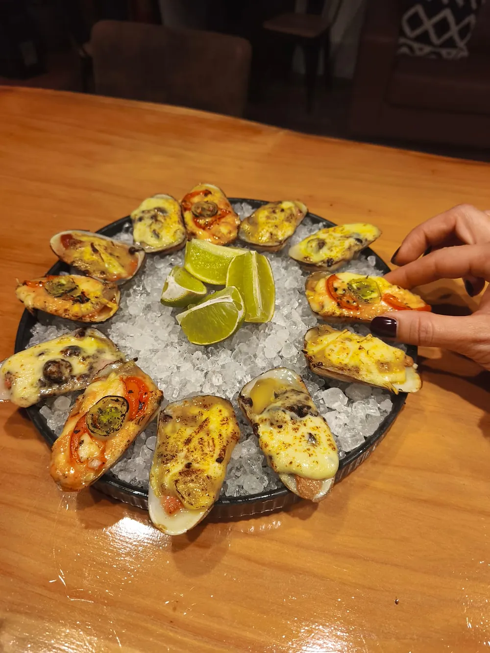 Fuente de machas gratinadas sobre hielo, con limón